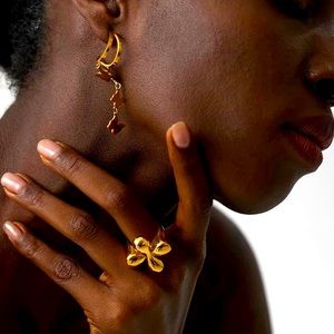 🍋2/$30 New Gold Flower Statement Ring